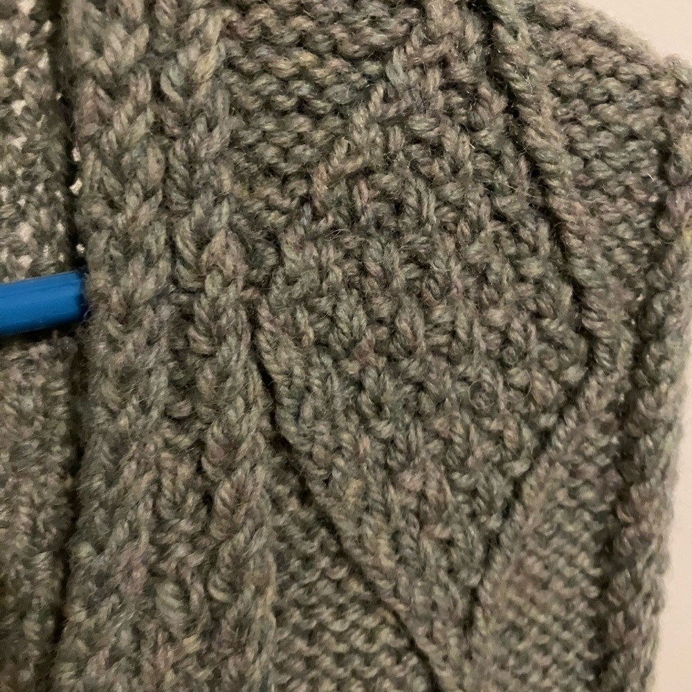 Irish Hand Knit Olive Green Sweater Vest Size Medium - Picture 6 of 7